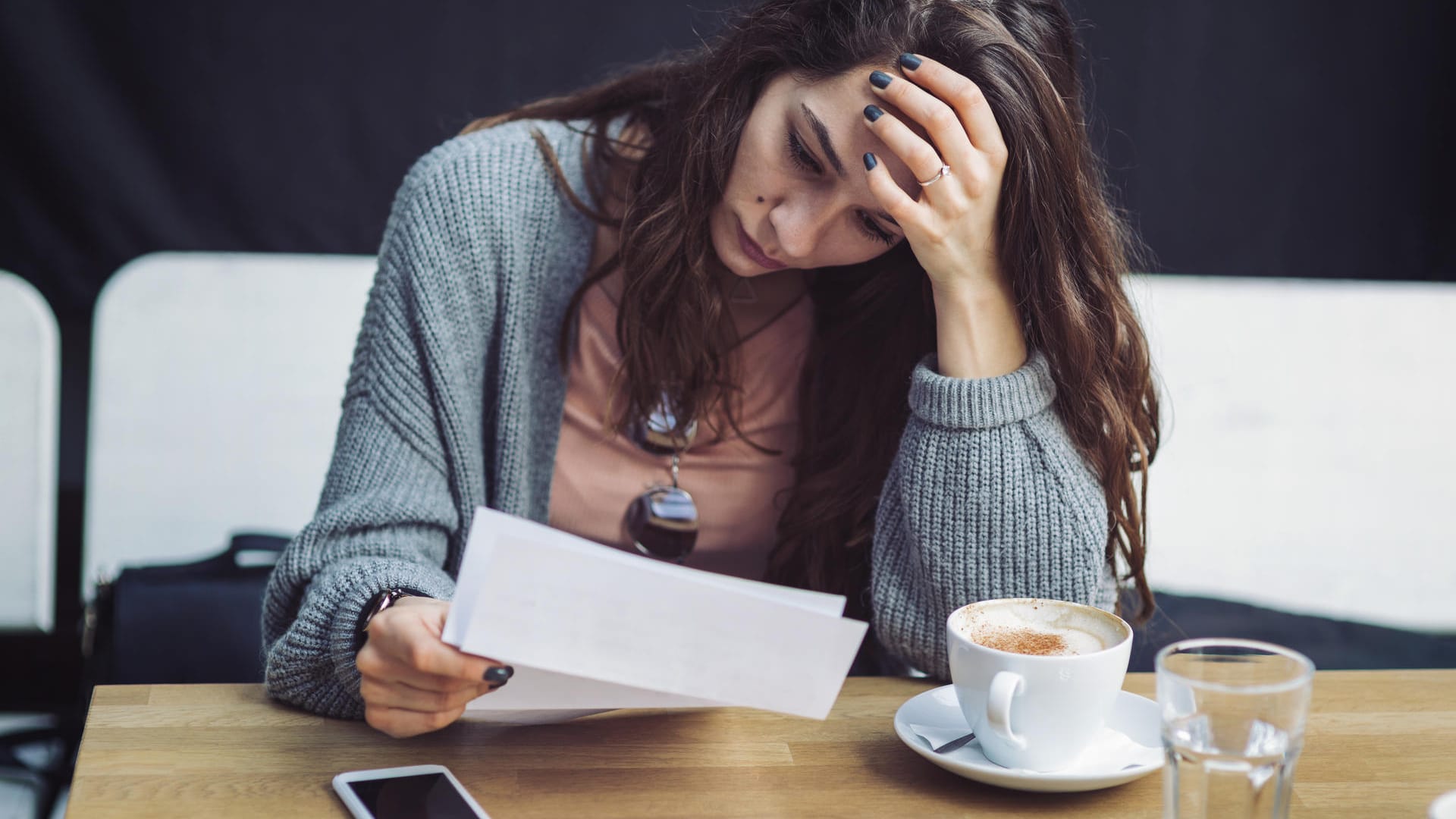 Frau mit Brief (Symbolbild): Wenn eine Kündigung ausgesprochen wird, braucht es hierfür meistens einen Grund.