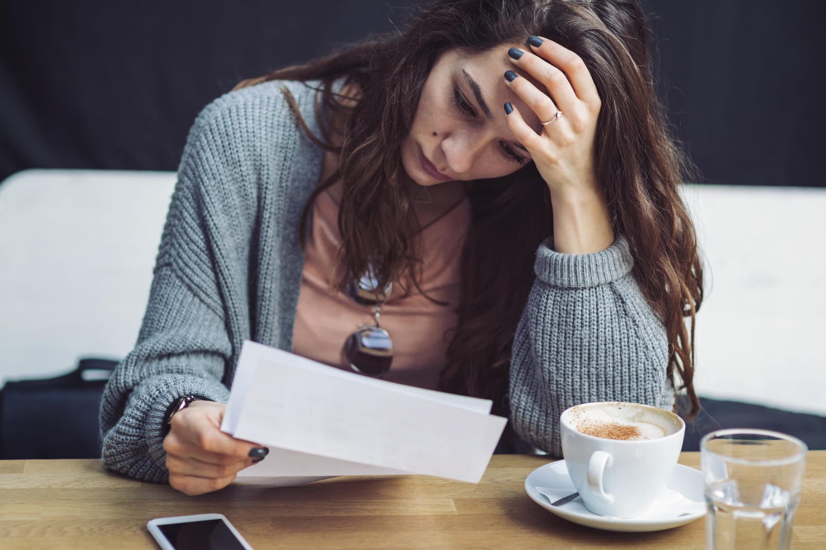 Frau mit Brief (Symbolbild): Wenn eine Kündigung ausgesprochen wird, braucht es hierfür meistens einen Grund.