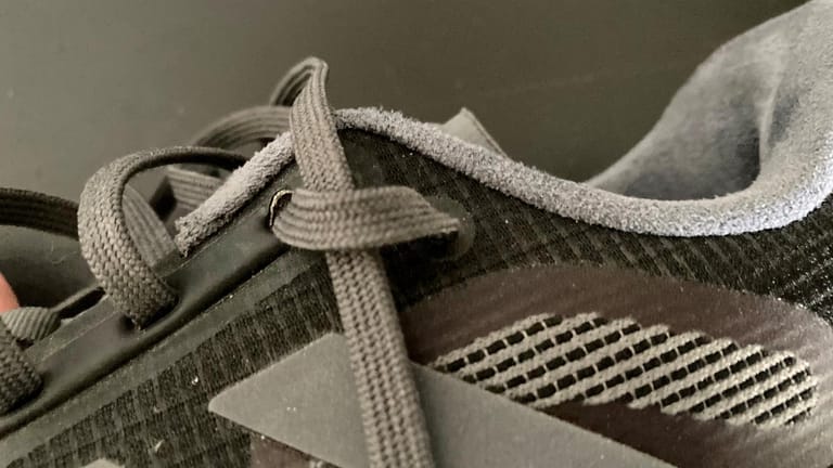 Sportschuhe: Die nun entstandene Schlaufe soll vor Blasen an den Füßen schützen.