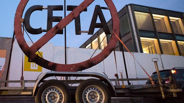 Ein durchgestrichenes Ceta-Symbol auf einem Anhänger von Greenpeace-Aktivisten vor dem Landtag in Stuttgart.