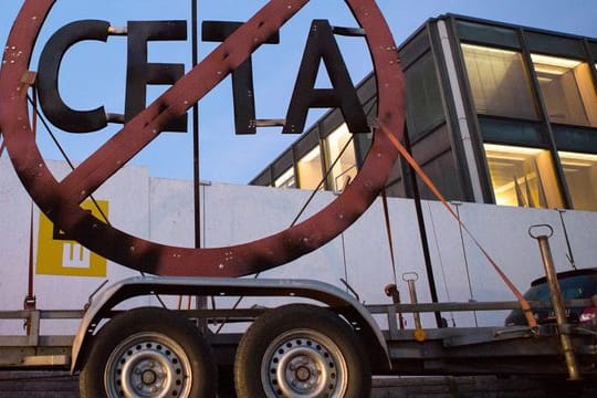 Ein durchgestrichenes Ceta-Symbol auf einem Anhänger von Greenpeace-Aktivisten vor dem Landtag in Stuttgart.