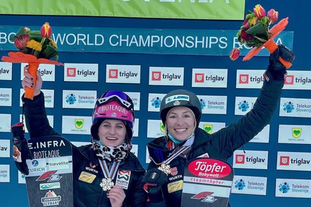 Ramona Hofmeister (r) und Selina Jörg feiern Silber und Bronze beim Parallel-Slalom.
