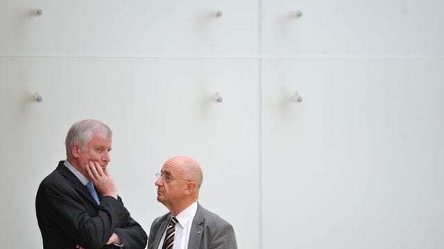 Horst Seehofer und der ehemalige bayerische Justizminister Alfred Sauter: Sauter setzte den Kaufvertrag für die Masken im Fall Nüsslein auf.