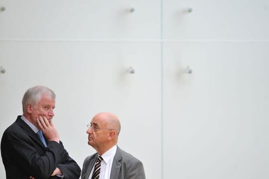 Horst Seehofer und der ehemalige bayerische Justizminister Alfred Sauter: Sauter setzte den Kaufvertrag für die Masken im Fall Nüsslein auf.
