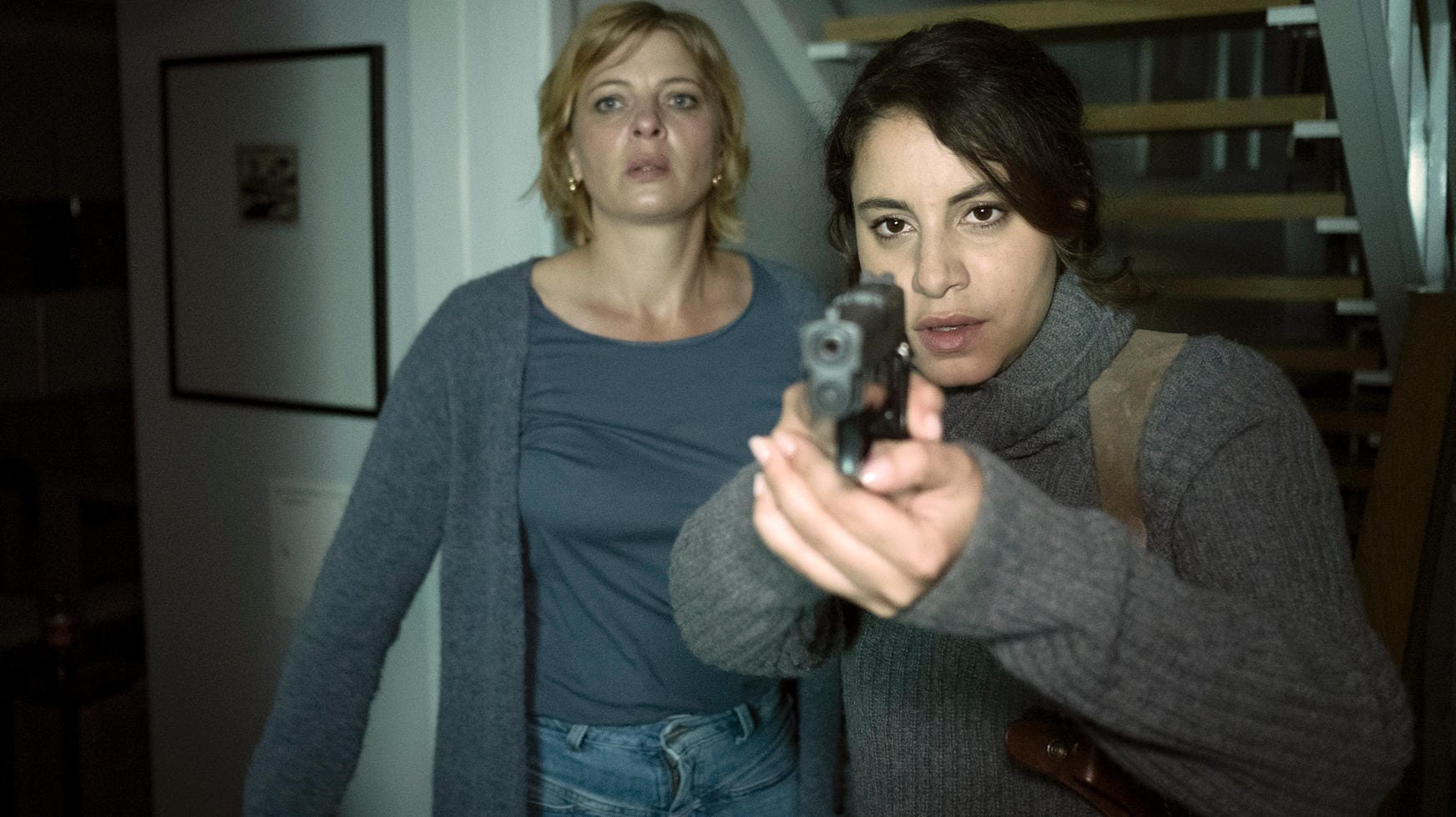 "Tatort: Borowski und die Angst der weißen Männer": Mila Sahin (Almila Bagriacik) schützt Politikerin Birte Reimers (Jördis Triebel). Ein Teil wurde im Sommer nach dem ersten Corona-Lockdown gedreht – in Winterklamotten.