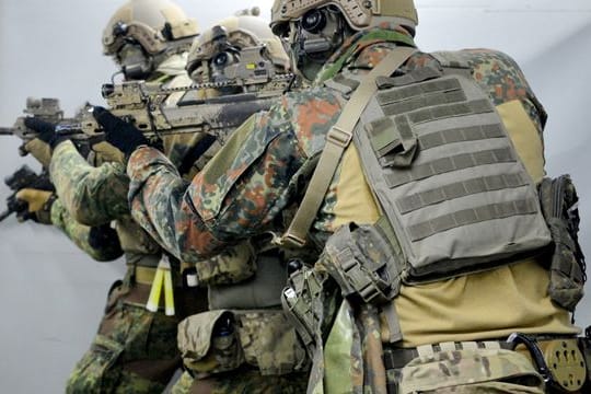 Soldaten trainieren im Schießausbildungszentrum auf dem Kasernengelände des Kommandos Spezialkräfte (KSK) in Calw.