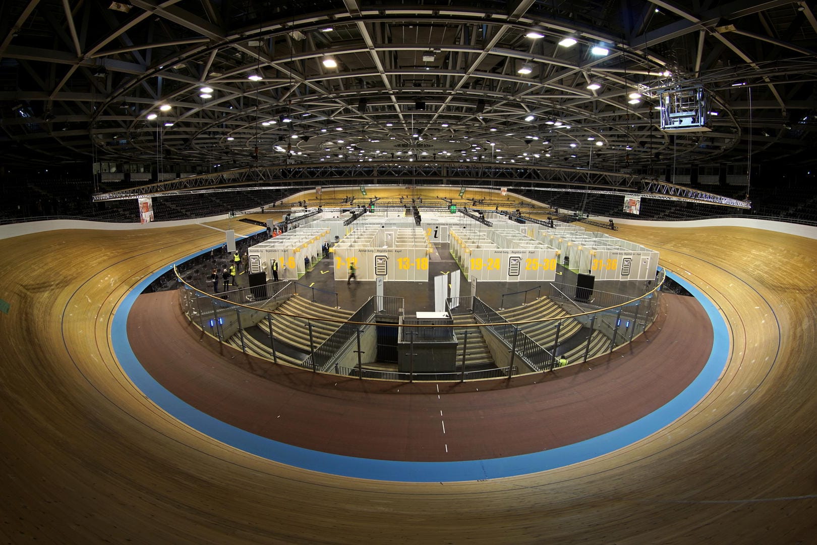 Impfzentrum im Velodrom Berlin: Nimmt die deutsche Impfkampagne im Frühjahr endlich Fahrt auf?