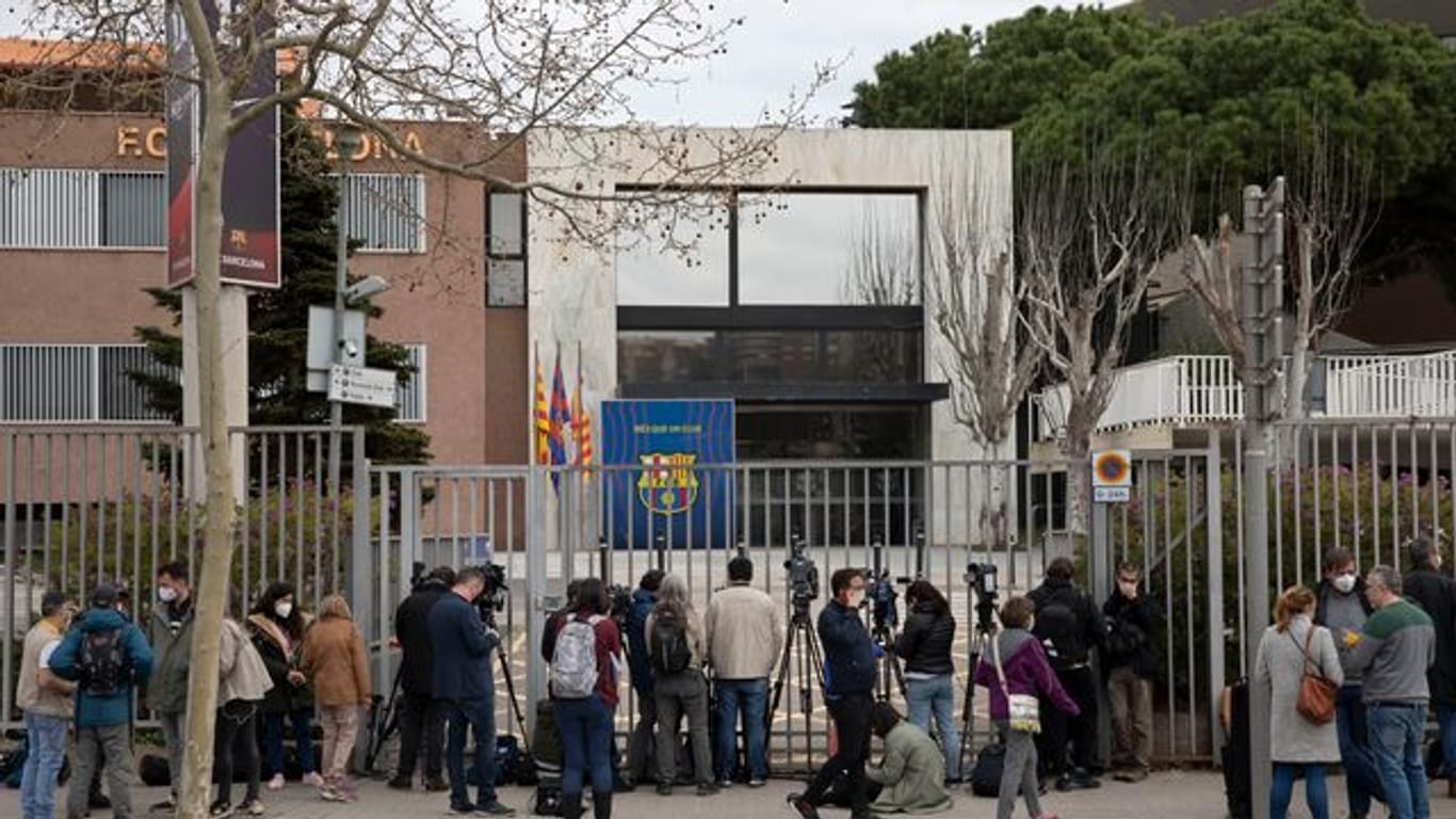 Journalisten vor den Büros des FC Barcelona: Die Polizei hat Büroräume im Stadion des spanischen Fußball-Topclubs durchsucht.