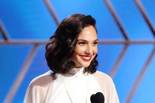 Eben noch Laudatorin bei den Golden Globes, macht Gal Gadot jetzt ihre Schwangerschaft öffentlich.