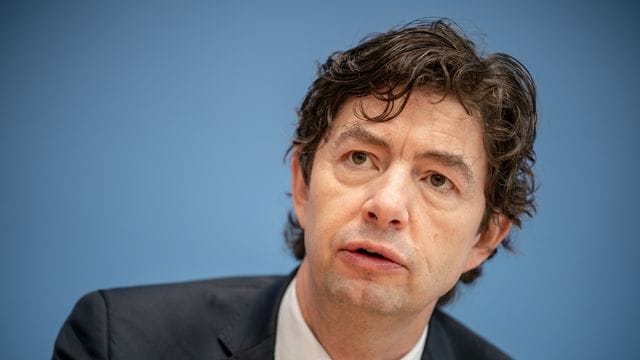 Christian Drosten ist Direktor am Institut für Virologie der Berliner Charité. Christian Drosten ist Direktor am Institut für Virologie der Berliner Charité.