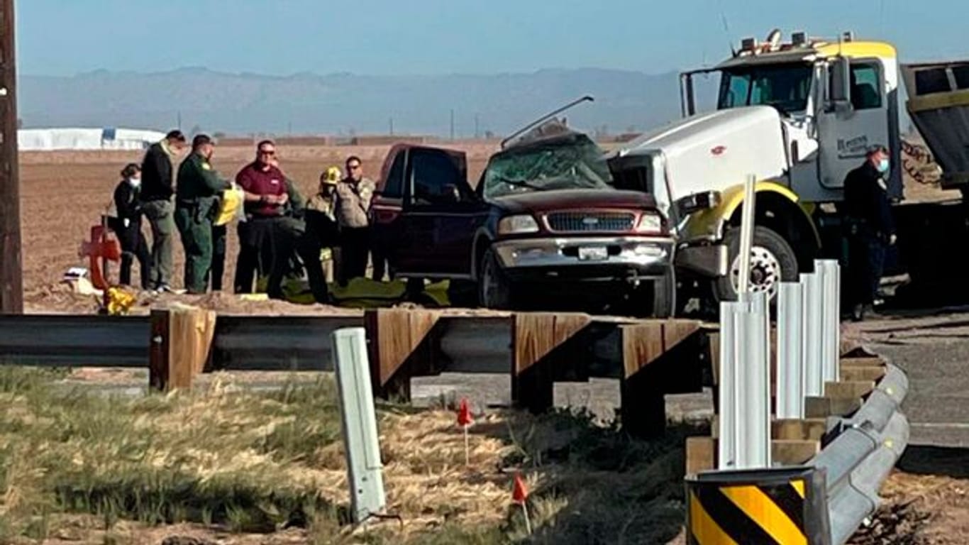 Polizei und Rettungskräfte am Unfallort in Holtville im US-Bundesstaat Kalifornien.
