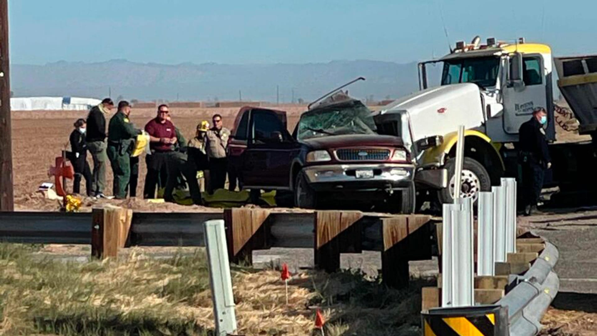 USA, Holtville: Bei dem schweren Unfall mit einem Laster und einem SUV im Süden des US-Bundesstaats Kalifornien sind mehrere Menschen gestorben. USA, Holtville: Bei dem schweren Unfall mit einem Laster und einem SUV im Süden des US-Bundesstaats Kalifornien sind mehrere Menschen gestorben.