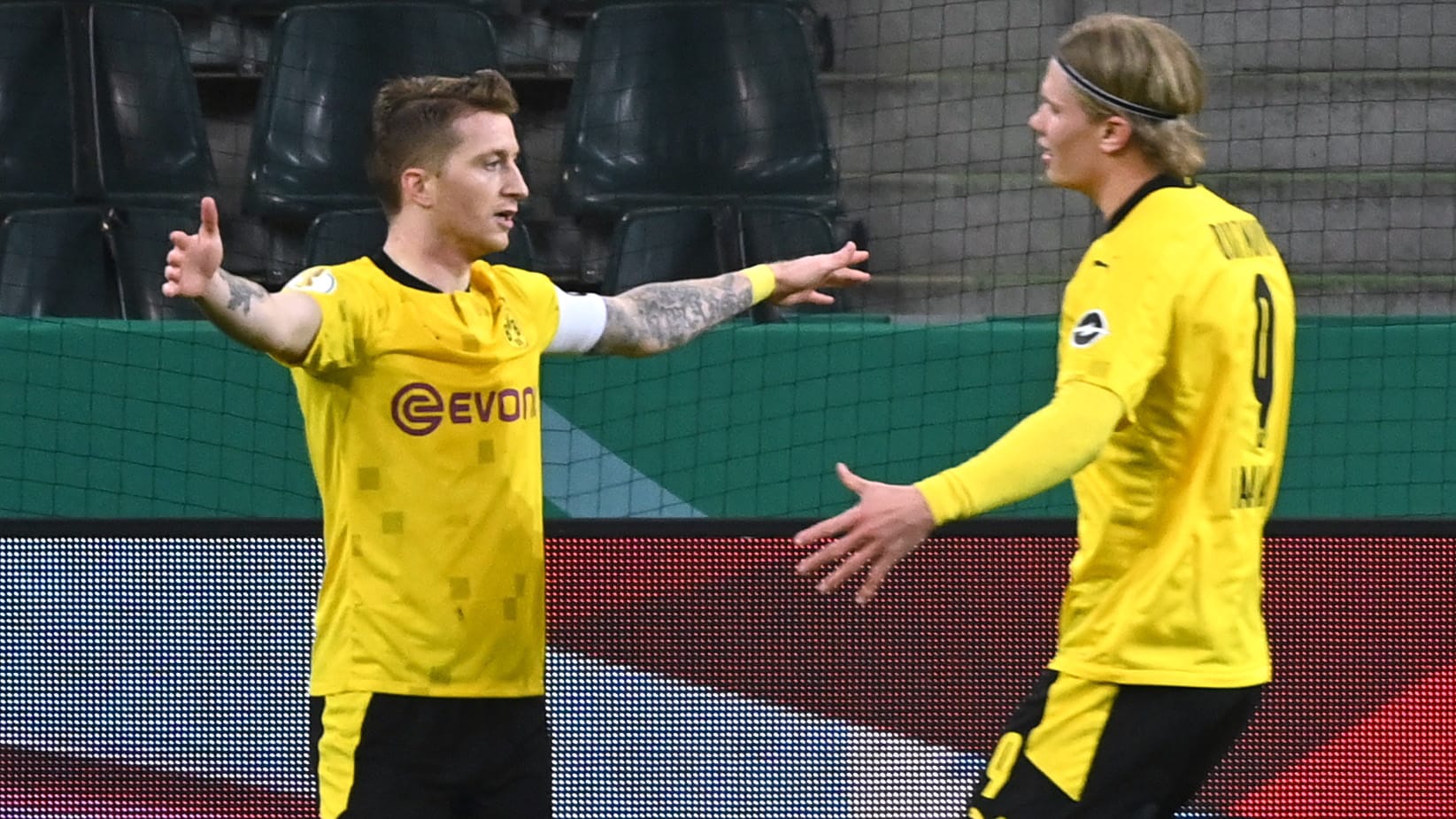 DFB-Pokal: Marco Reus (li.) und Erling Haaland jubeln.