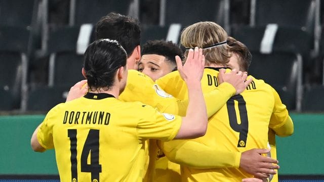 Die Spieler von Borussia Dortmund feiern das Tor von Jadon Sancho (M) gegen Gladbach. Die Spieler von Borussia Dortmund feiern das Tor von Jadon Sancho (M) gegen Gladbach.