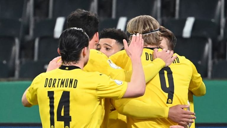 Die Spieler von Borussia Dortmund feiern das Tor von Jadon Sancho (M) gegen Gladbach.