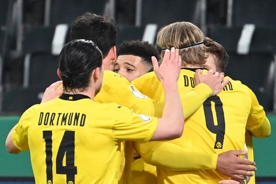 Die Spieler von Borussia Dortmund feiern das Tor von Jadon Sancho (M) gegen Gladbach.