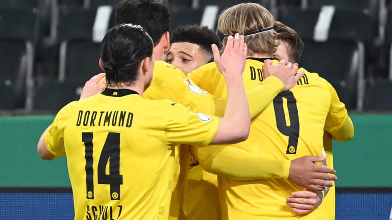 DFB-Pokal: Dortmunds Jadon Sancho (M.) bejubelt sein Tor zum 1:0 mit seinen Mannschaftskollegen.