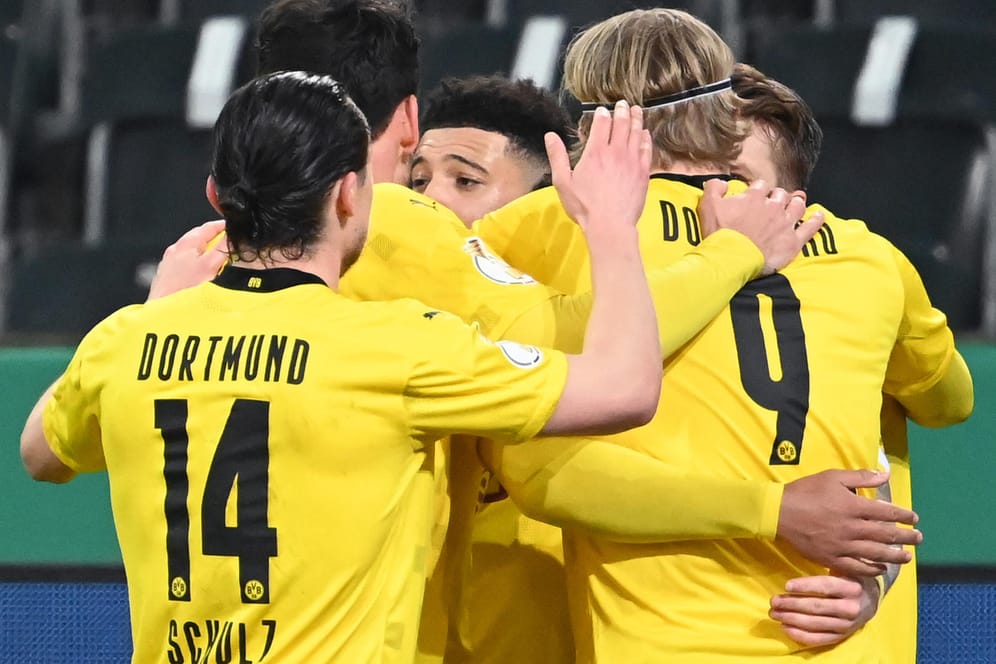 DFB-Pokal: Dortmunds Jadon Sancho (M.) bejubelt sein Tor zum 1:0 mit seinen Mannschaftskollegen.