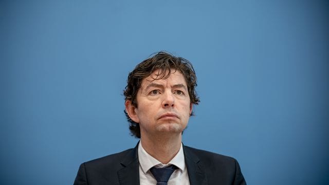 Virologe Christian Drosten warnt vor den Bund-Länder-Beratungen vor der ansteckenderen Corona-Variante. Virologe Christian Drosten warnt vor den Bund-Länder-Beratungen vor der ansteckenderen Corona-Variante.