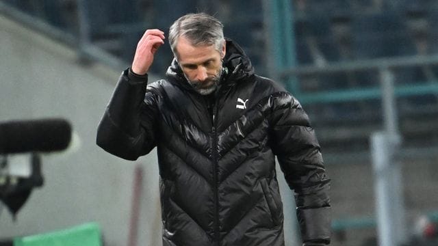 Mönchengladbachs Trainer Marco Rose fasst sich an den Kopf - seit Wochen gelingt dem Team kein Sieg mehr. Mönchengladbachs Trainer Marco Rose fasst sich an den Kopf - seit Wochen gelingt dem Team kein Sieg mehr.