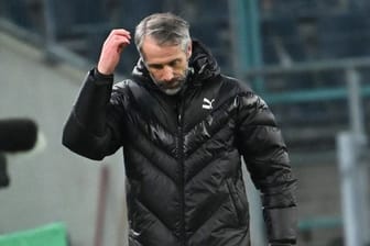 Mönchengladbachs Trainer Marco Rose fasst sich an den Kopf - seit Wochen gelingt dem Team kein Sieg mehr.