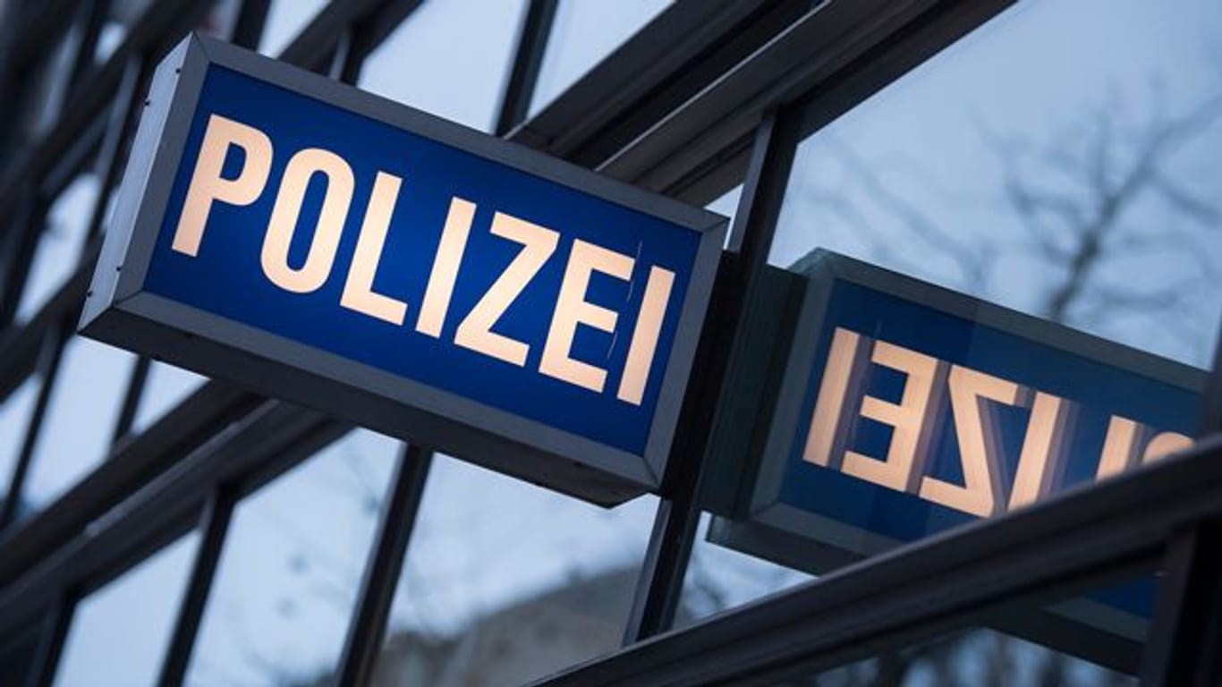 Der Schriftzug "Polizei" ist vor einem Polizeirevier zu sehen: Mehrere Personen haben eine Polizeistation in Connewitz beworfen.