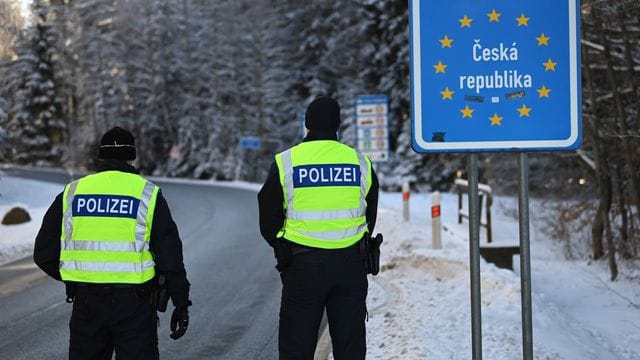 An der bayerisch-tschechischen Grenze hatte die Bundesregierung Kontrollen eingeführt. An der bayerisch-tschechischen Grenze hatte die Bundesregierung Kontrollen eingeführt.