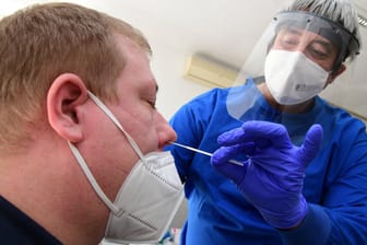 Corona-Test in Saarbrücken: 1.000 Neuinfektionen mehr als in der Vorwoche meldete das RKI am Mittwoch.