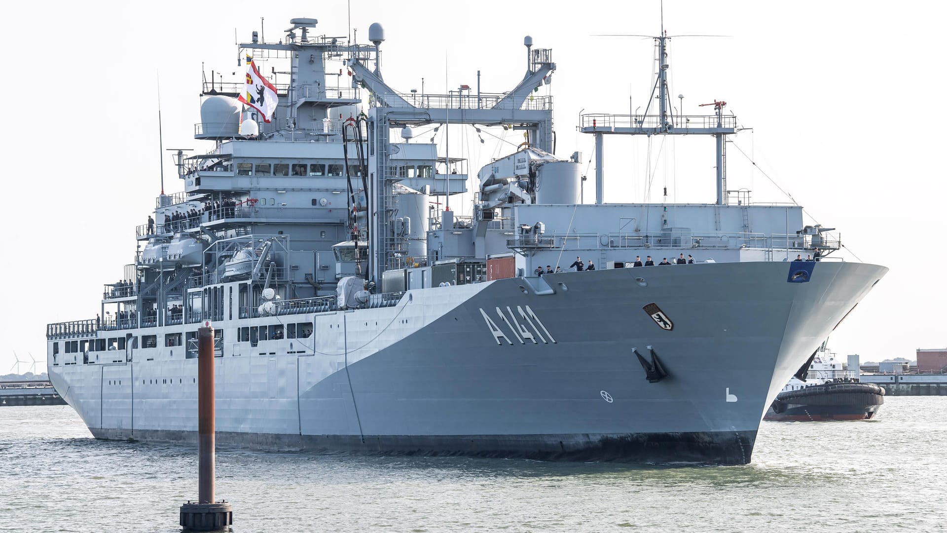 Einsatzgruppenversorger "Berlin" kommt im Marinehafen an: Vor Libyen soll die Besatzung die Einhaltung des Waffenembargos kontrollieren.