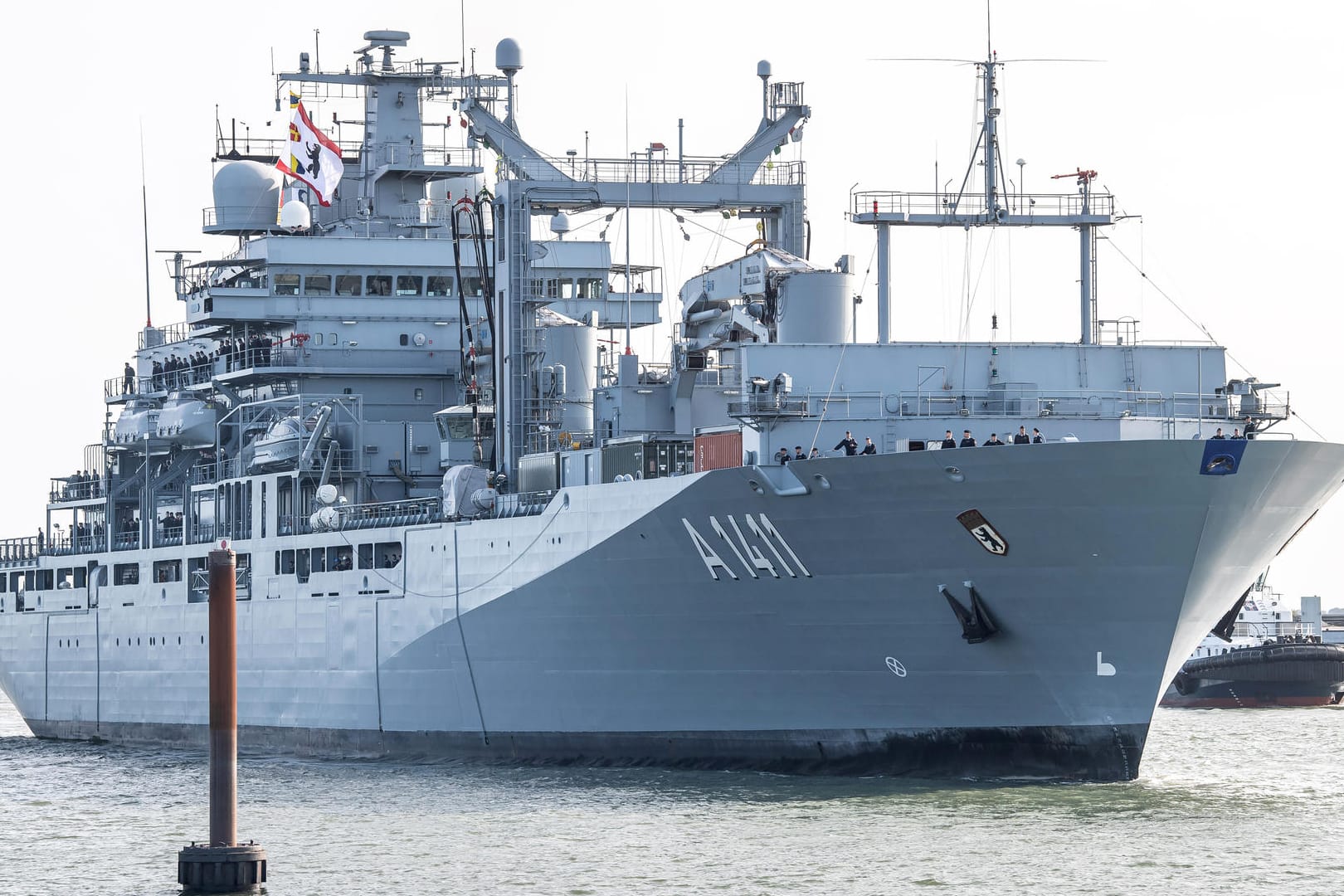 Einsatzgruppenversorger "Berlin" kommt im Marinehafen an: Vor Libyen soll die Besatzung die Einhaltung des Waffenembargos kontrollieren.