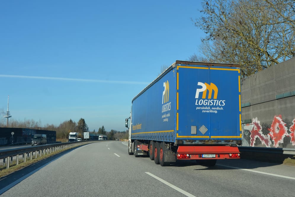Ein Lkw der Spedition Petersen Mordhorst Logistics: Wegen des Brexit verzögern sich die Lieferungen.