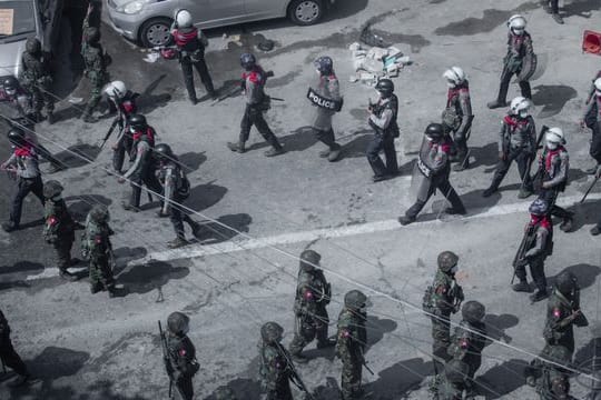 Soldaten und Bereitschaftspolizisten bei einem Protest in Rangun.