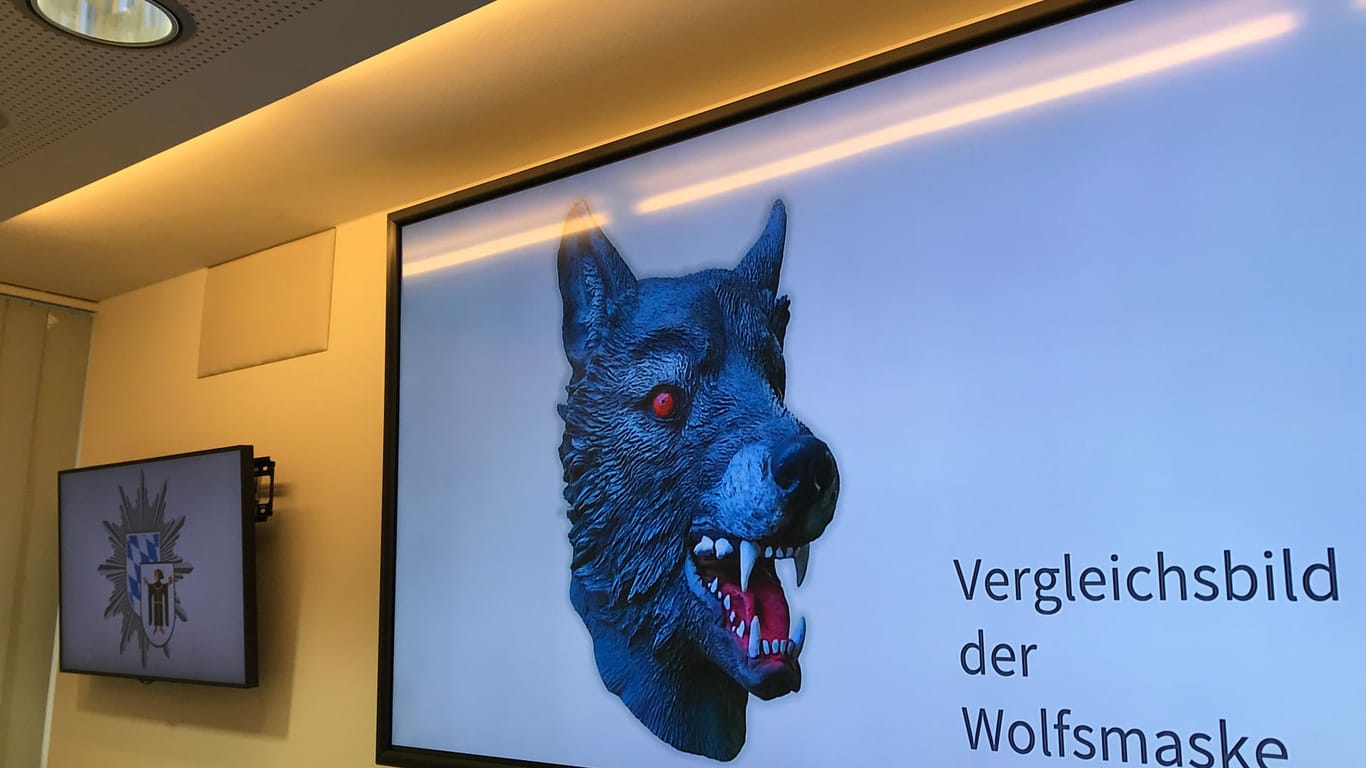 Auf einem Bildschirm im Polizeipräsidium präsentiert die Polizei ein Vergleichsbild einer Wolfsmaske (gestellte Szene): Mehr als anderthalb Jahre nach der Vergewaltigung eines Mädchens in München beginnt der Prozess gegen den mutmaßlichen Täter.