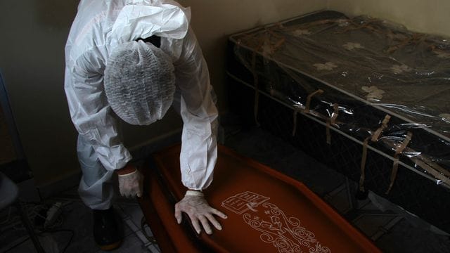 Ein Mitarbeiter eines öffentlichen Bestattungsdienstes in Manaus verschließt einen Sarg mit dem Leichnam eines Mannes, der an Komplikationen im Zusammenhang mit Covid-19 gestorben ist. Ein Mitarbeiter eines öffentlichen Bestattungsdienstes in Manaus verschließt einen Sarg mit dem Leichnam eines Mannes, der an Komplikationen im Zusammenhang mit Covid-19 gestorben ist.