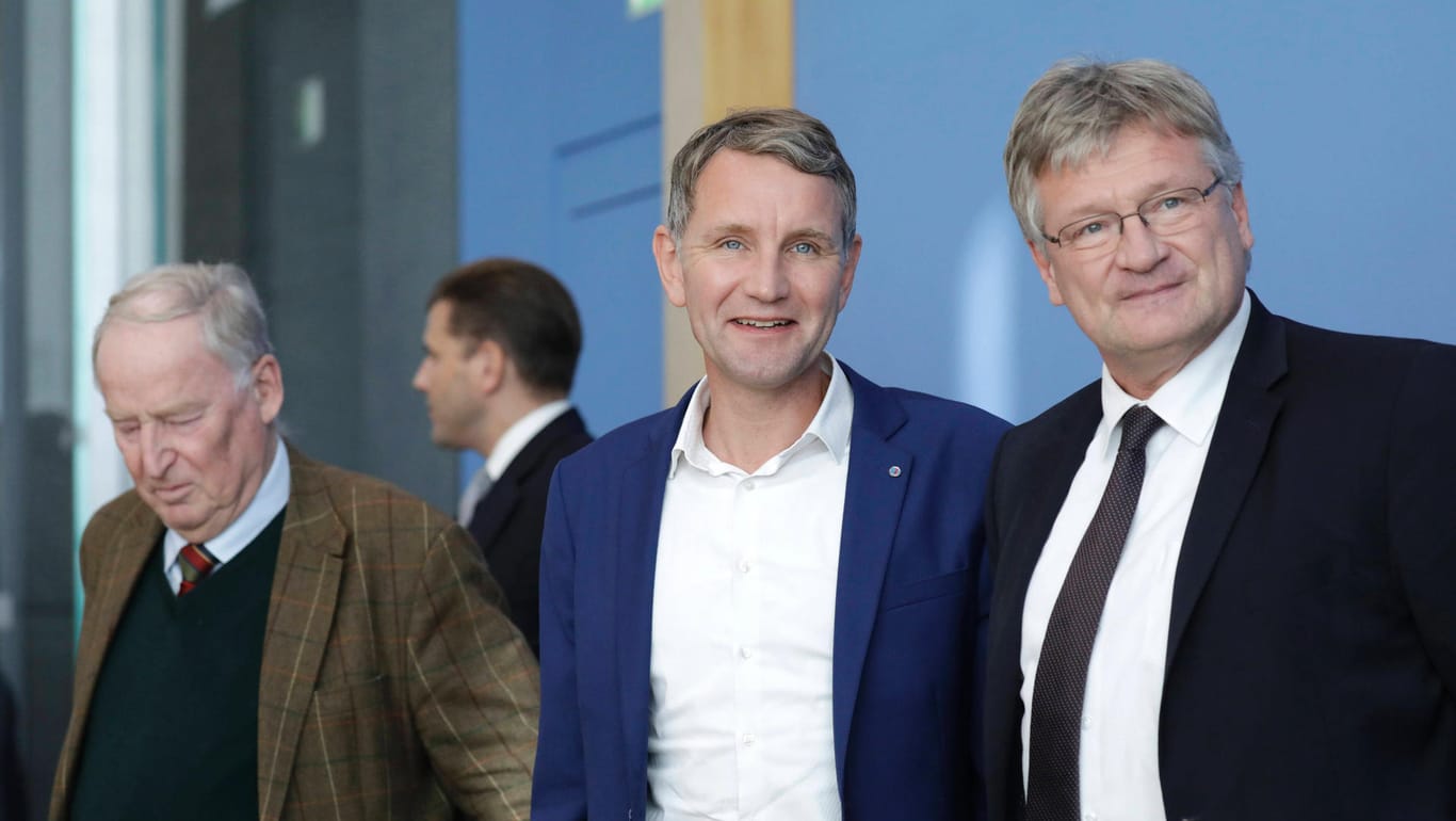 AfD-Bundessprecher Alexander Gauland, der Vorsitzende der AfD-Fraktion im Thüringer Landtag Bjoern Höcke und Bundessprecher Joerg Meuthen: Ihre Partei wurde bundesweit als rechtsextremer Verdachtsfall eingestuft.