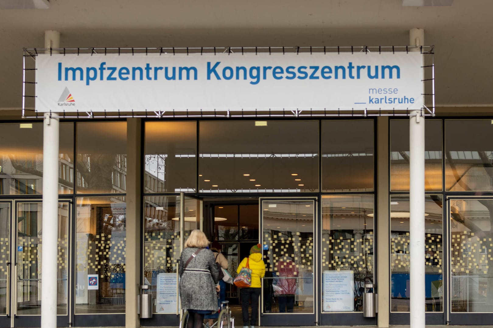 Der Eingang zum Impfzentrum an der Messe Karlsruhe (Archivbild): Bei der Terminvergabe für Impfungen mit den verschiedenen Corona-Impfstoffen kommt es zu Unstimmigkeiten.