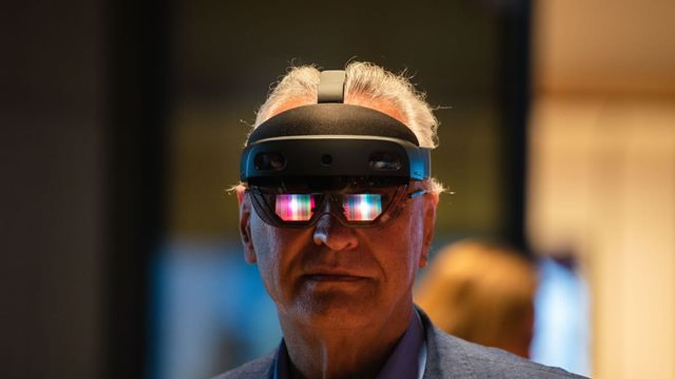 Der bayerische Innenminister Joachim Herrmann im August 2020 mit einer "Hololens 2" von Microsoft.