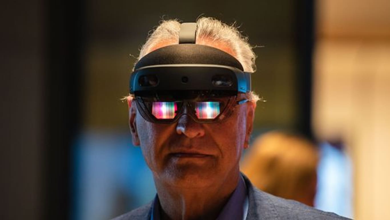 Der bayerische Innenminister Joachim Herrmann im August 2020 mit einer "Hololens 2" von Microsoft.