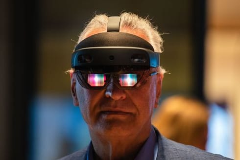 Der bayerische Innenminister Joachim Herrmann im August 2020 mit einer "Hololens 2" von Microsoft.