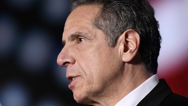 Gouverneur Andrew Cuomo wird mit Vorwürfen zu sexueller Belästigung konfrontiert. Gouverneur Andrew Cuomo wird mit Vorwürfen zu sexueller Belästigung konfrontiert.