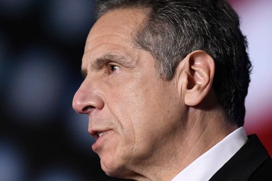 Gouverneur Andrew Cuomo wird mit Vorwürfen zu sexueller Belästigung konfrontiert.