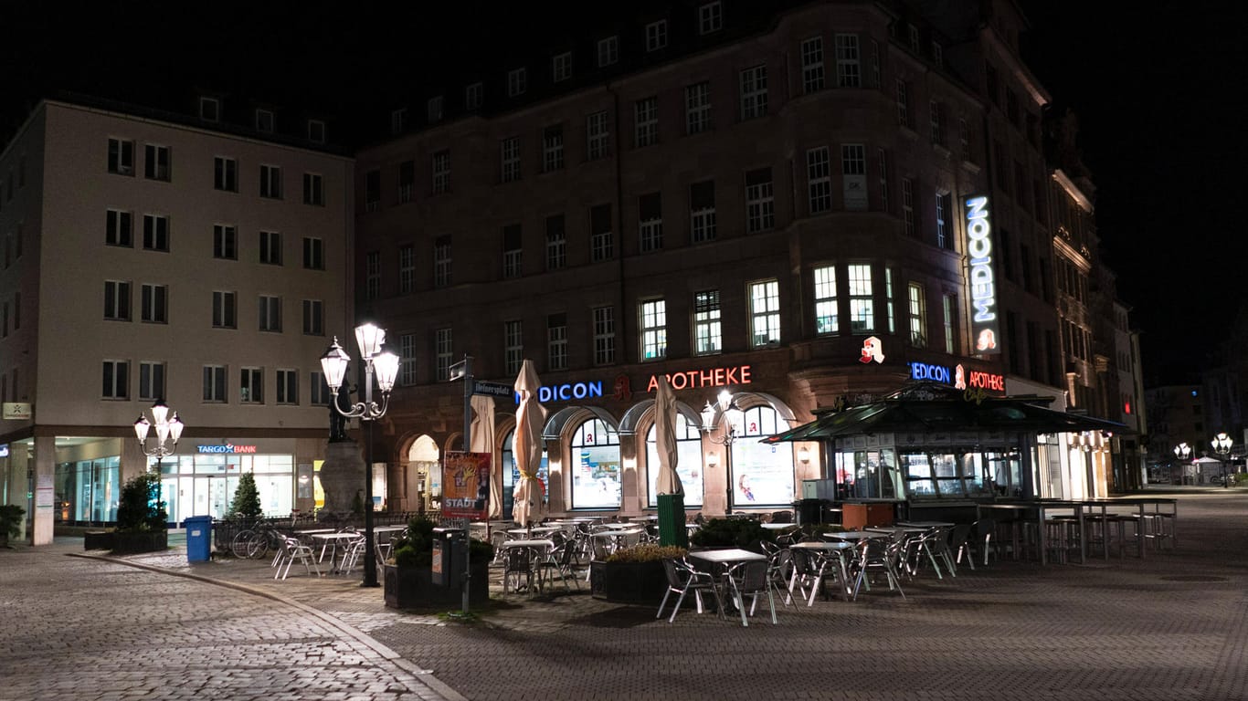 Die leere Stadt Nürnberg nachts während der Corona-Pandemie (Archivbild): Die Ausgangsbeschränkung wurde aufgehoben.