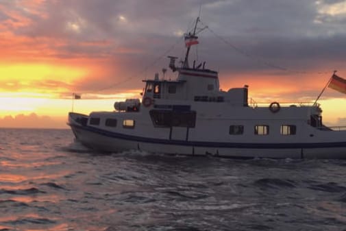 Ms Dana bei Fahrt: Auf dem Schiff werden Seebestattungen durchgeführt.