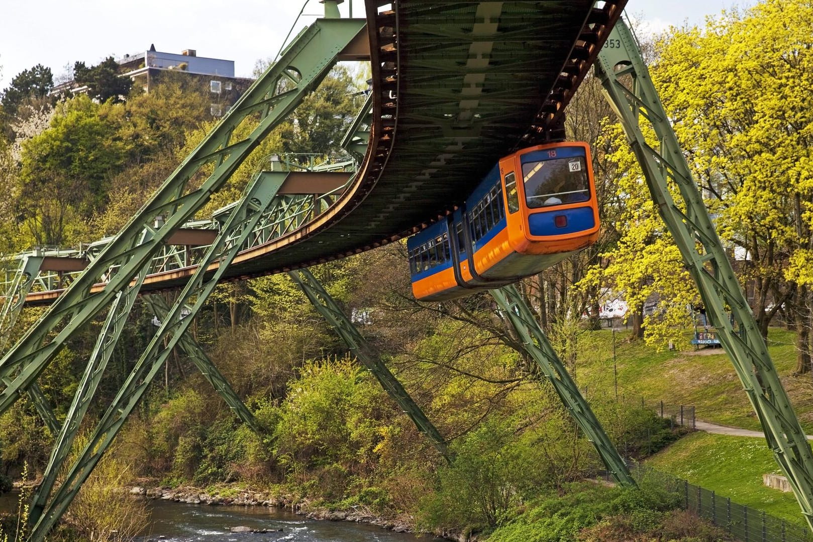 Die Wuppertaler Schwebebahn: Im Jubiläumsjahr soll sie wieder mängelfrei durchstarten.