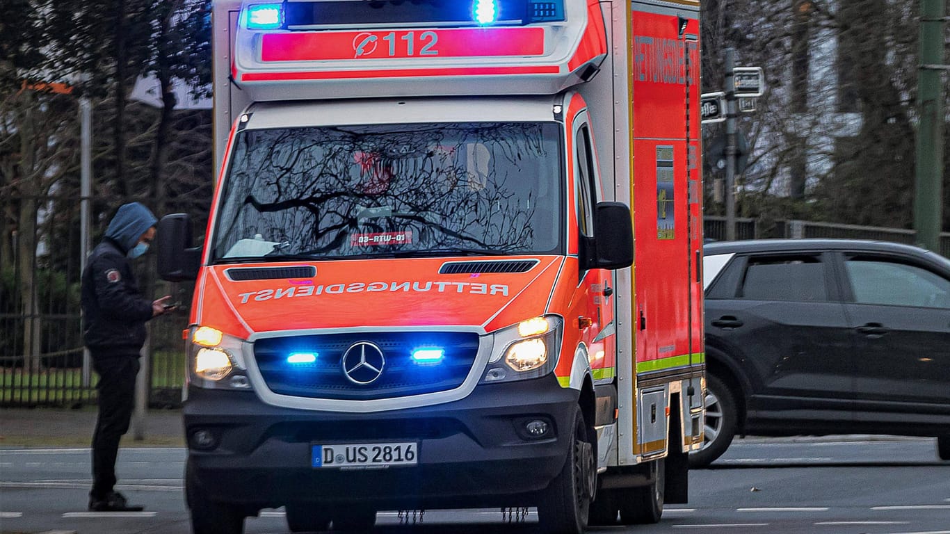 Ein Rettungswagen im Einsatz (Symbolbild): In Berlin-Reinickendorf behinderte ein Radfahrer mutwillig eine Rettung.