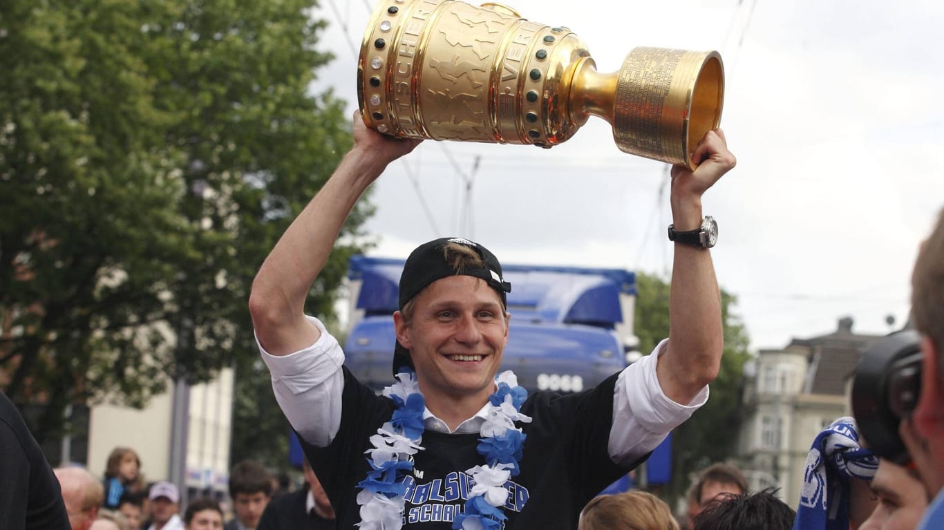 Benedikt Höwedes: Im Jahr 2011 gewann er mit seinem FC Schalke den DFB-Pokal.