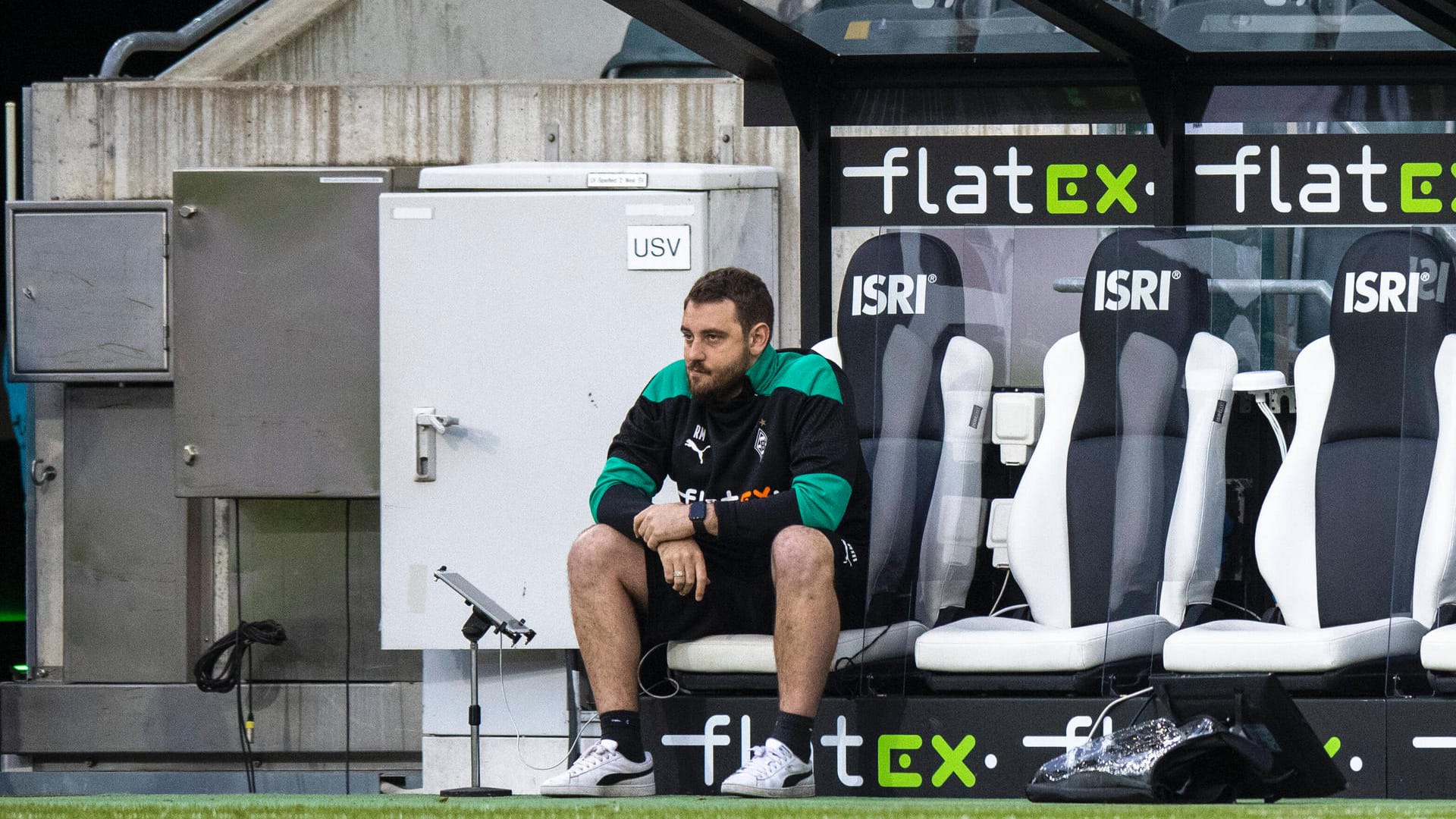 Rene Maric: Die Unterhaltung des Gladbacher Co-Trainers mit BVB-Profi Erling Haaland am Rande des Pokalspiels sorgte für Unmut bei den VfL-Fans. Rene Maric: Die Unterhaltung des Gladbacher Co-Trainers mit BVB-Profi Erling Haaland am Rande des Pokalspiels sorgte für Unmut bei den VfL-Fans.