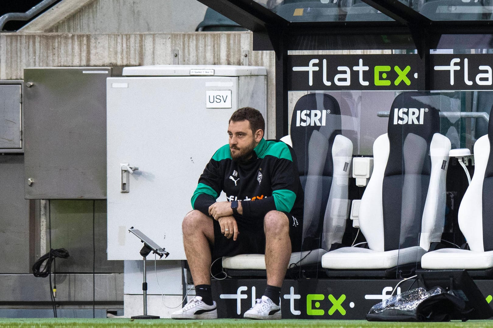 Rene Maric: Die Unterhaltung des Gladbacher Co-Trainers mit BVB-Profi Erling Haaland am Rande des Pokalspiels sorgte für Unmut bei den VfL-Fans.