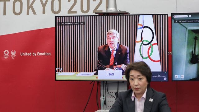 Digitaler Redebedarf wegen Corona: Olympia-Organisations-Chefin Seiko Hashimoto (vorne) und IOC-Präsident Thomas Bach. Digitaler Redebedarf wegen Corona: Olympia-Organisations-Chefin Seiko Hashimoto (vorne) und IOC-Präsident Thomas Bach.
