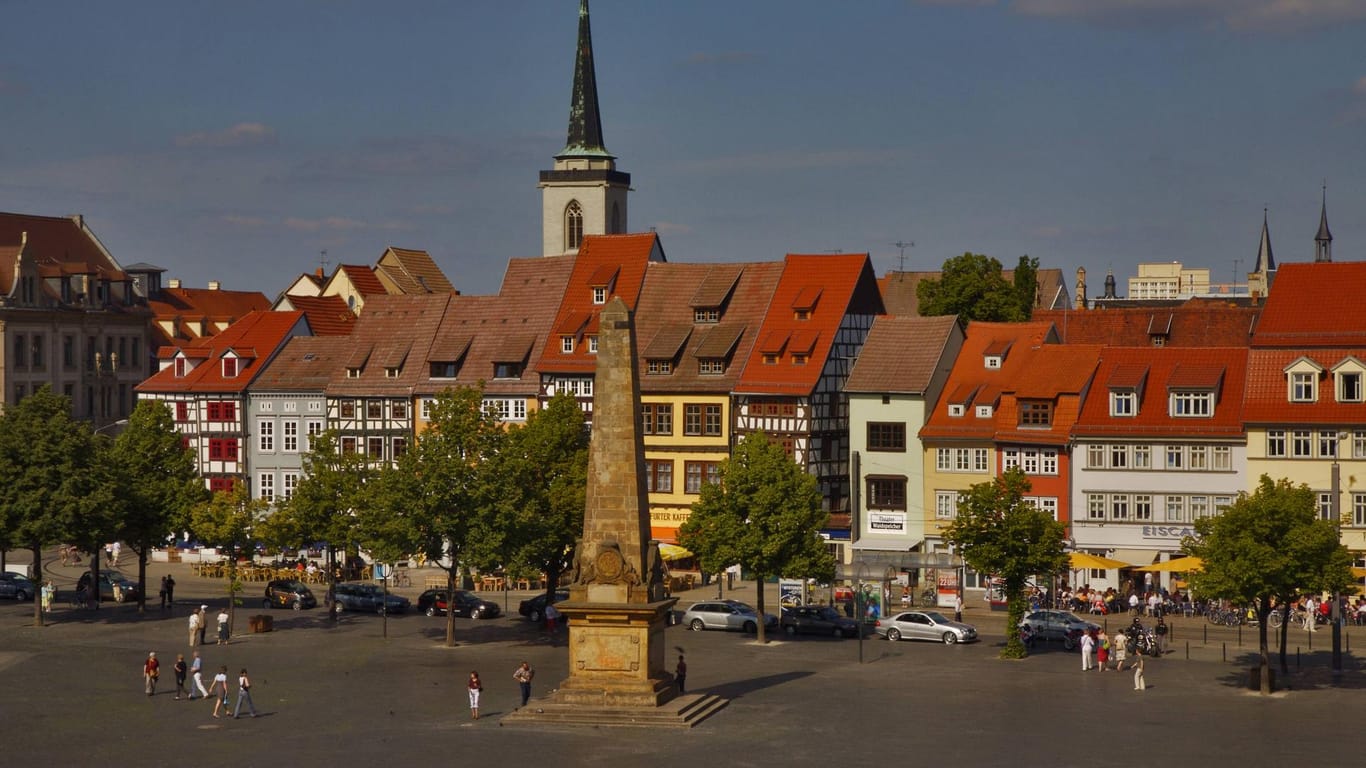 Der Domplatz in Erfurt (Symbolbild): Hier sollen Polizisten ohne Masken und Abstand für ein Foto posiert haben.